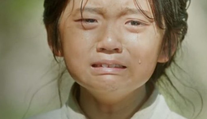 Meskipun masih kecil, akting Kim Kang Hoon cukup memukau. Ia dikenal sebagai versi cilik dari sejumlah aktor terkenal. Ia pernah membuat penonton ikut menangis berkat aktingnya sebagai Choi Yu Jin kecil pada drama Mr. Sunshine / foto: soompi.com