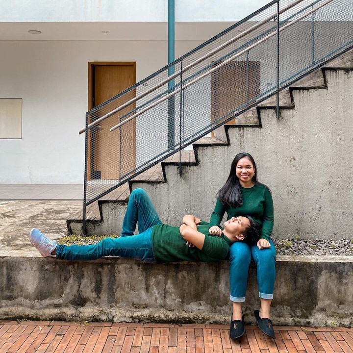 <p>Mumuk dan Eno tmpil casual. Romantis ya, Bunda. Meskipun <em>caption</em> yang ditulis Eno dalam foto tersebut kocak banget, Bunda. Katanya senyaman tidur di kasur bermerek terkenal lho. (Foto: Instagram @enoretra)</p>