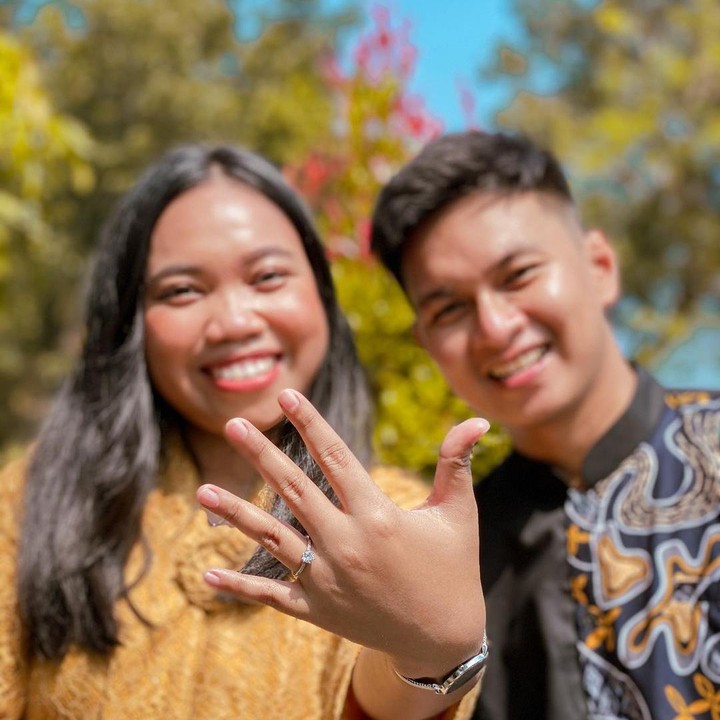 <p>Belum lama ini presenter sekaligus komedian Mumuk Gomez membagikan foto preweddingnya bersama calon suami, Eno Retra. (Foto: Instagram @mumukgomez)</p>