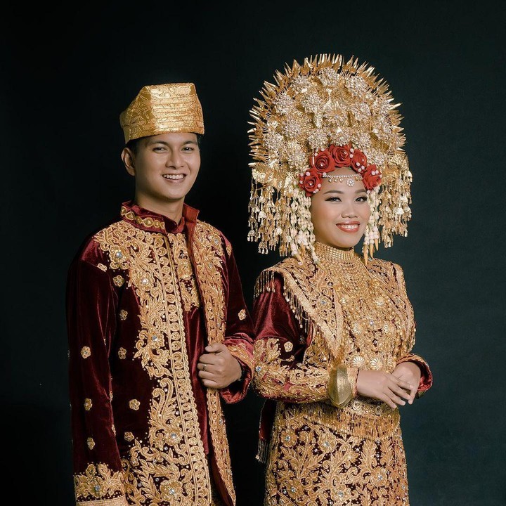 <p>Mumuk dan Eno mengenakan busana pengantin khas Minang yang biasa disebut dengan busana anak daro. Tak sedikit pula yang awalnya pangling, mengira foto Mumuk dan Eno sebagai pasangan Lesti dan Billar. Diketahui bahwa pasangan Leslar juga memakai baju adat minang serupa ya, Bunda. (Foto: Instagram @enoretra)</p>