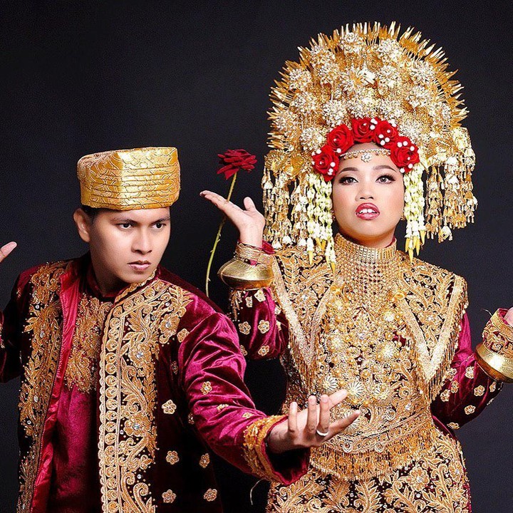 <p>Wah, enggak salah ya kalau netizen memuji Eno ganteng dan glowing. Kalau pakai baju adat seperti ini memang terlihat gagah kan, Bunda? (Foto: Instagram @enoretra)</p>