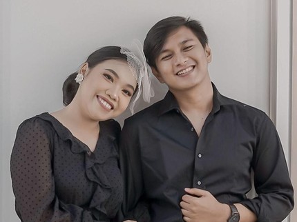 7 Foto Prewed Mumuk Gomez, Dipuji Cantik & Calon Suami Ganteng Bikin Salfok