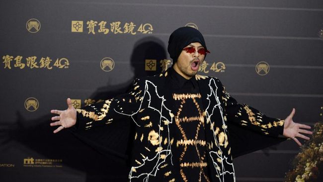 Rapper Malaysia, Namewee, diserang fan BLACKPINK alias BLINK karena lirik lagu terbarunya dianggap melecehkan grup K-Pop asal Korea Selatan tersebut.