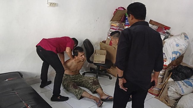 Polisi mendalami motif dan pengakuan penusuk Polantas di Palembang sebagai teroris, sementara tersangka terorisme di Makassar diduga disiksa aparat.