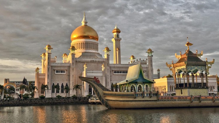 Sultan Omar Ali Saifuddin Mosque, Brunei Darussalam, depicting Mughal architecture and Italian style