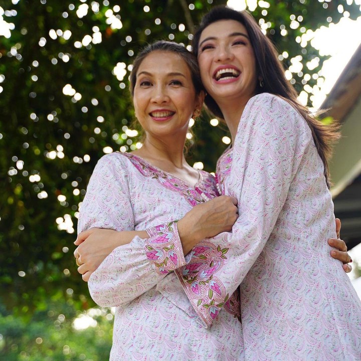 <p>Selain potret dirinya yang hobi traveling, Raline Shah juga kerap membagikan momen manis bersama ibunda tercinta. (Foto: Instagram @ralineshah)</p>
