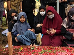 Niat Ria Ricis Tenangkan Diri di Flores, Menjadi Sesal Tak Lihat Jenazah Ayah