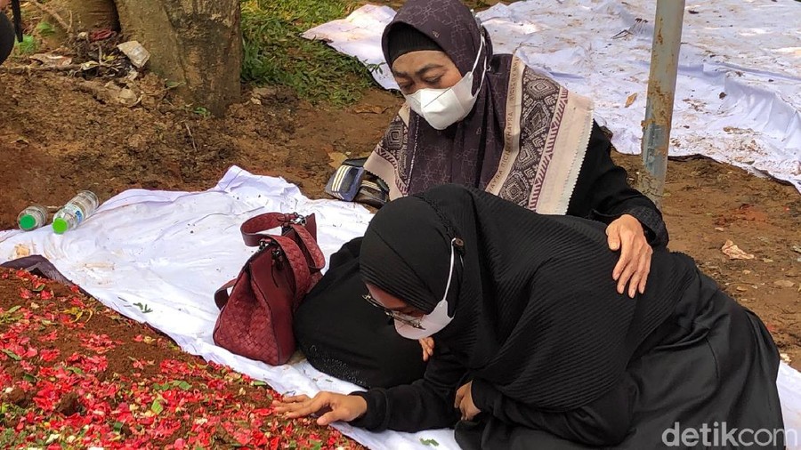 Ria Ricis menyambangi makam sang ayah