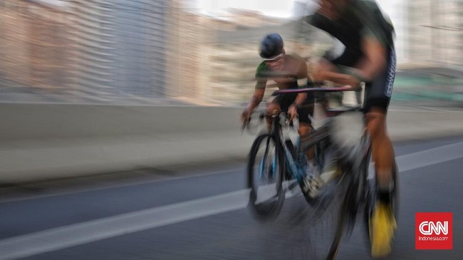 Empat pesepeda yang melintasi Tol Jakarta-Cikampek pada Sabtu (25/2) diduga merupakan warga negara asing (WNA).