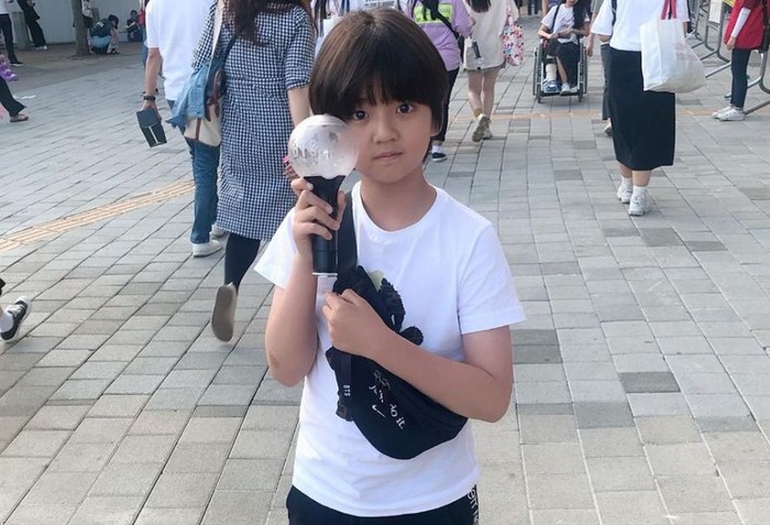 Selain akting, Kim Kang Hoon juga bisa bermain piano. Ia juga menyukai grup idol BTS. Sang ibu beberapa kali membagikan protretnya ketika sedang menonton konser BTS / foto: instagram.com/kanghoon.juwon