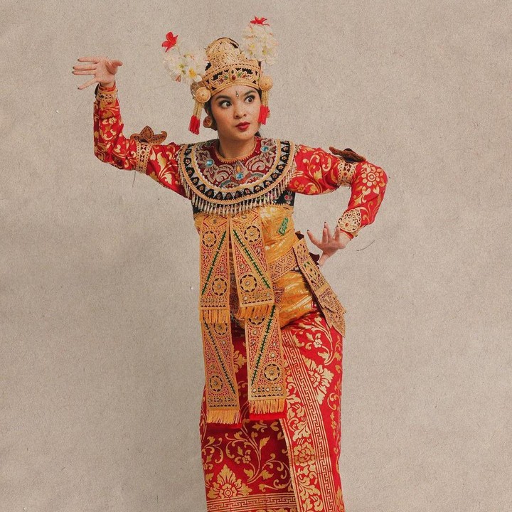 <p>Selama menggeluti seni tari, salah satu pengalaman paling berkesan bagi Syandria adalah saat menari di depan Raja Kamboja. "Diajak Eayang Guruh, tahun 2019 kalau enggak salah," katanya. (Foto: Instagram @syandria)</p>