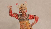 <p>Selama menggeluti seni tari, salah satu pengalaman paling berkesan bagi Syandria adalah saat menari di depan Raja Kamboja. "Diajak Eayang Guruh, tahun 2019 kalau enggak salah," katanya. (Foto: Instagram @syandria)</p>