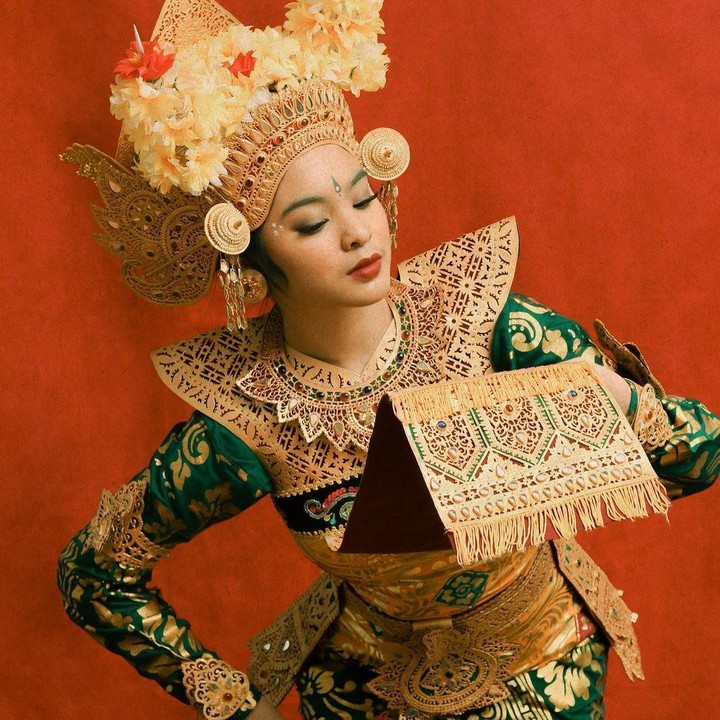 <p>Syandria dikenalkan dengan seni tari oleh Guruh Soekarnoputra, yang tak lain adik dari sang kakek, Guntur Soekarnoputra. "Awalnya tarian kreasi Eyang Guruh, tarian Manuk Dadali," ucapnya, dikutip dari <em>Venna Melinda Channel</em>. (Foto: Instagram @syandria)</p>