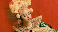 <p>Syandria dikenalkan dengan seni tari oleh Guruh Soekarnoputra, yang tak lain adik dari sang kakek, Guntur Soekarnoputra. "Awalnya tarian kreasi Eyang Guruh, tarian Manuk Dadali," ucapnya, dikutip dari <em>Venna Melinda Channel</em>. (Foto: Instagram @syandria)</p>