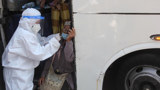 Hasil tracing di pos Suramadu, terdapat 13 orang dari Bangkalan yang dirawat di RSLI Surabaya dengan konfirmasi swab PCR positif.