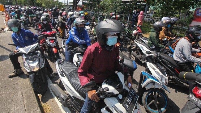 Sejumlah daerah berstatus PPKM level 1, di antaranya DKI Jakarta dan beberapa wilayah di Banten, sementara daerah lainnya berstatus level 3, seperti Madura.