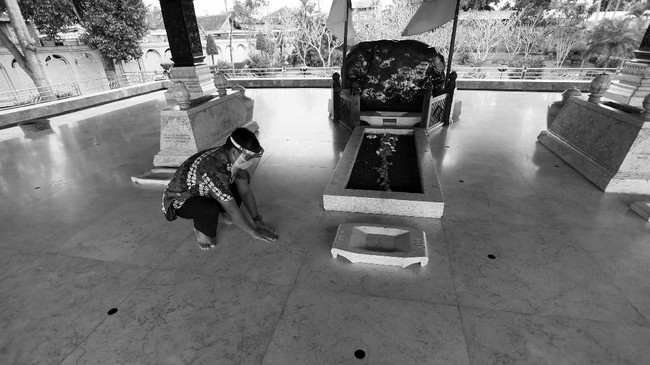 Dua politikus PDIP, Mensos Risma dan Gubernur Jateng Ganjar Pranowo pada hari yang berbeda akhir pekan lalu ziarah ke makam proklamator RI Bung Karno di Blitar.