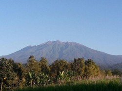 PVMBG Sebut Kilatan Cahaya Muncul di Raung Mirip Gunung Merapi