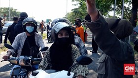 Tolak Penyekatan, Warga dari Madura Jebol Pagar Suramadu
