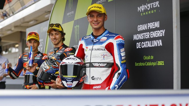 Pembalap Pertamina Mandalika Moto2 asal Belanda, Bo Bendsneyder memposting foto mengenakan jersey Timnas Indonesia di Bali menjelang MotoGP Malaysia.
