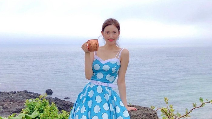 5 Potret Memukau Lee Da In Pakai Spaghetti Strap Dress