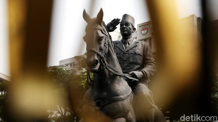 Melihat Dari Dekat Patung Bung Karno Berkuda Presiden ke-5 RI, Megawati Soekarnoputri dan Menhan Prabowo meresmikan patung Presiden ke-1 Sukarno atau Bung Karno di Gedung Kementerian Pertahanan.