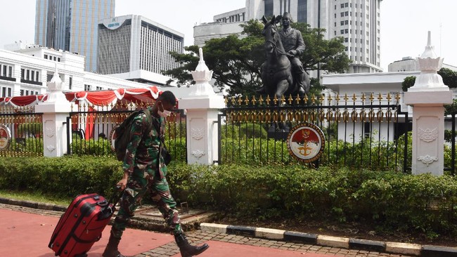 Pemerintah mempertimbangkan untuk menutup seluruh gedung kementerian atau lockdown di Jakarta untuk menekan penularan covid.