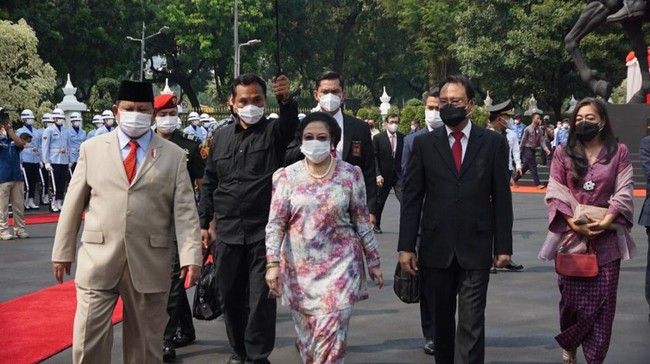 Wakil Ketua Gerindra menyebut duet Megawati-Prabowo di Pilpres 2024 masih terbuka dipertimbangkan. Namun itu tergantung kesediaan Prabowo.