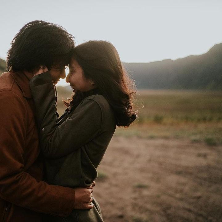 <p>Joshua memeluk Clairine dengan erat, Bunda. Pelukan ini seakan menandakan Jojo tak ingin kehilangan calon istrinya. (Foto: Instagram: @clairineclay)</p>