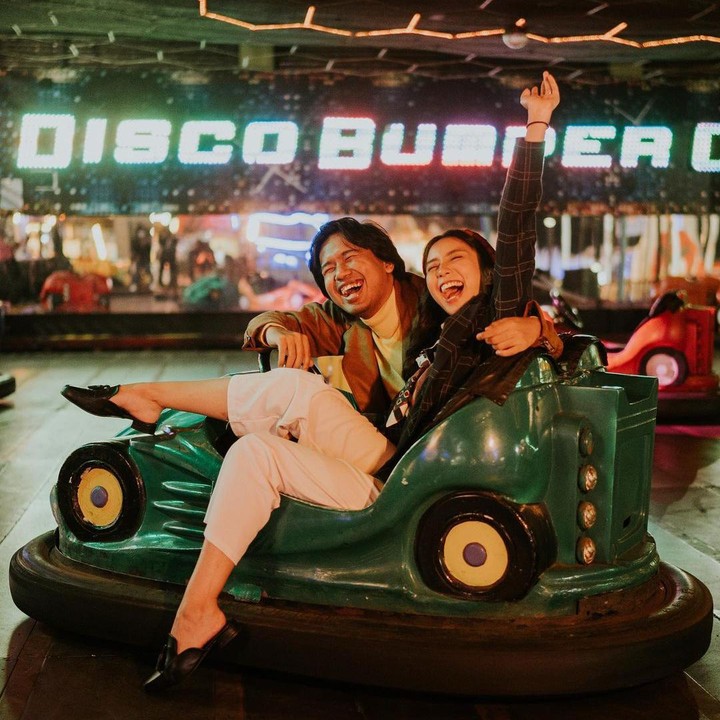 <p>Tak hanya Bromo, keduanya juga melakukan sesi foto di theme park Batu, Bunda. Ternyata keduanya memang memiliki impian untuk melakukan foto prewedding di sebuah taman bermain, lho. (Foto: Instagram: @jojosuherman)</p>