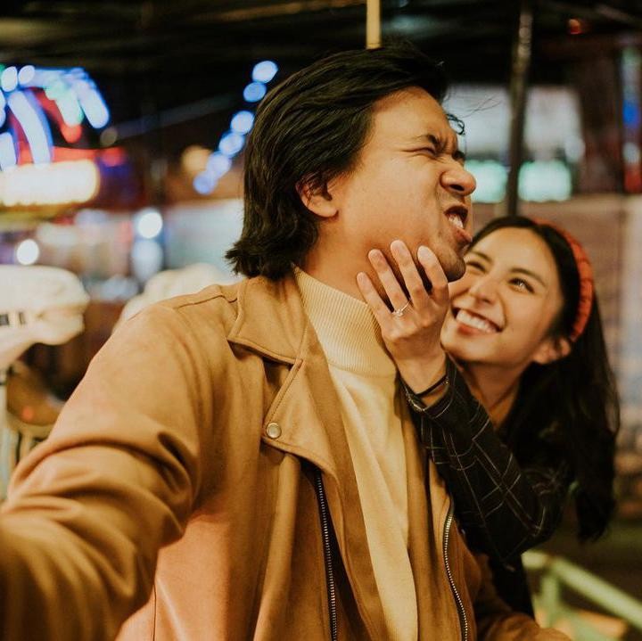<p>Selama pacaran, pasangan ini memang terkenal dengan tingkahnya yang menggemaskan, Bunda. Semoga dilancarkan sampai hari pernikahan ya, Jojo dan Clairine! (Foto: Instagram: @jojosuherman)</p>