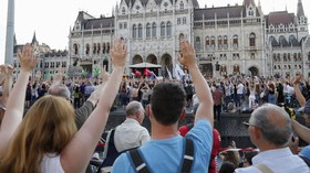 Ribuan Orang di Hungaria Protes Pembangunan Universitas China
