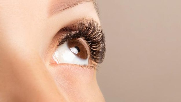 Risiko Menggunakan Bulu Mata Palsu Terlalu Sering