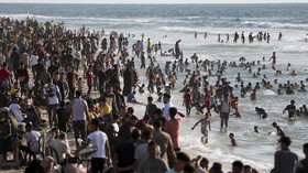 FOTO: Tamasya Warga Gaza ke Pantai Laut Mediterania