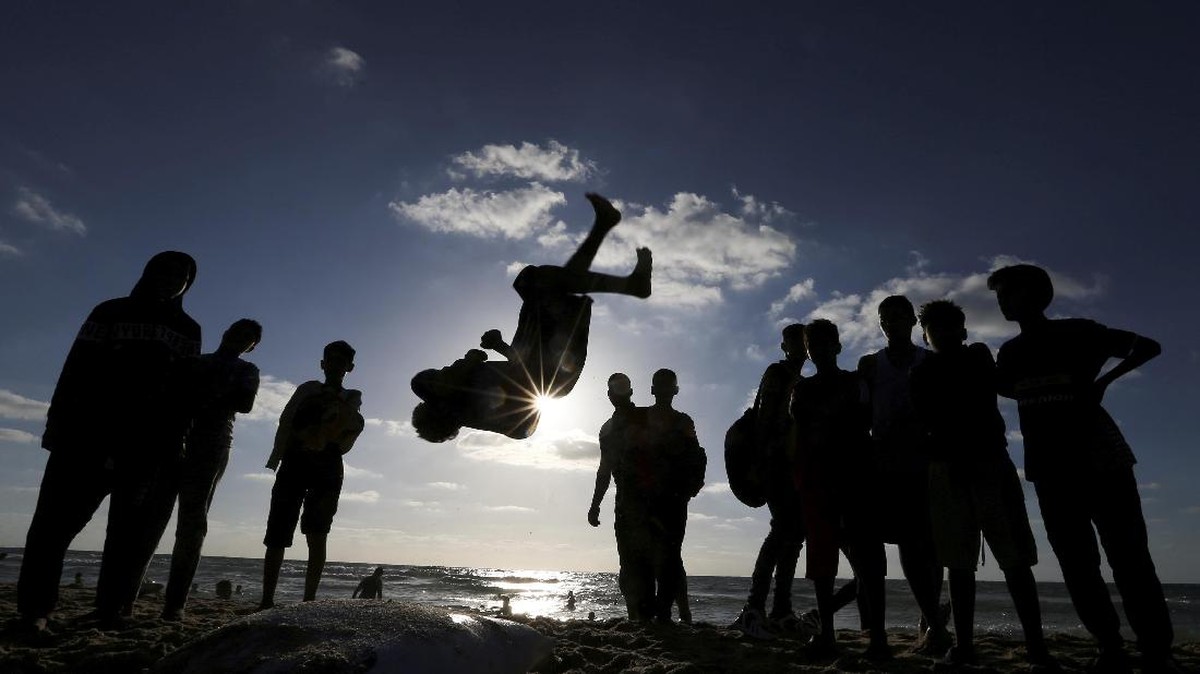 FOTO: Tamasya Warga Gaza ke Pantai Laut Mediterania