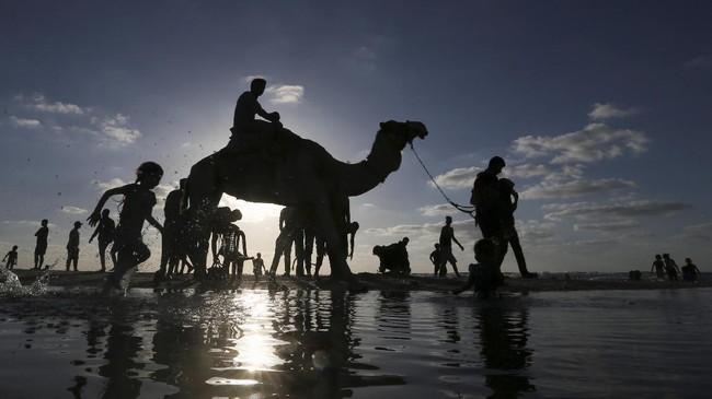 FOTO: Tamasya Warga Gaza ke Pantai Laut Mediterania