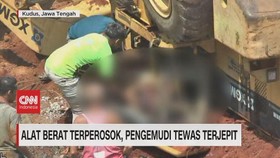 VIDEO: Alat Berat Terperosok Ke Sungai, Pengemudi Tewas