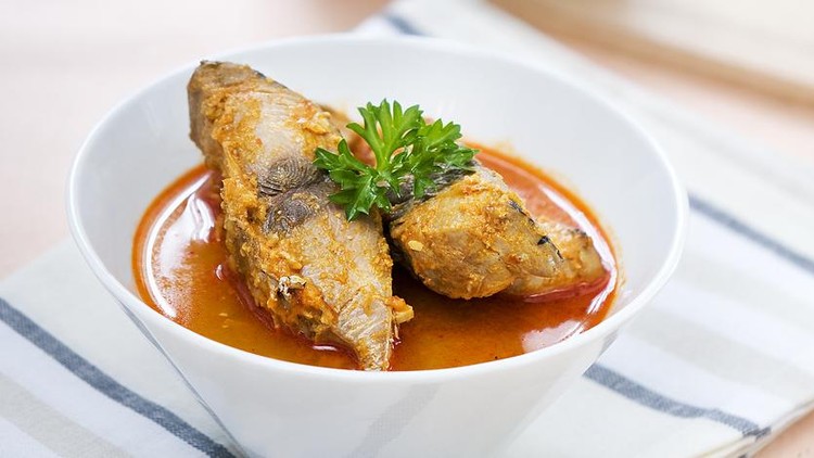 Asam Pedas (Indonesian: Asam Pedas, Malay: Asam Pedas, Minangkabau: Asam Padeh, English: Sour and Spicy) is a Minangkabau and Malay sour and spicy stew dish. Besides being popular in Indonesia.