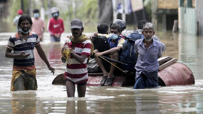 Sebagian warga Sri Lanka kabur karena krisis ekonomi melanda dan harga bahan pokok melonjak.