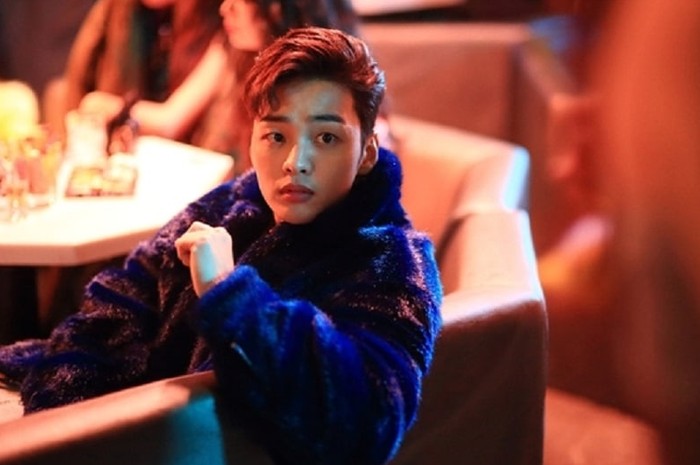 Biasa kalem, akhirnya Kim Min Jae dapat peran playboy dalam drama Tempted. Drama yang bercerita tentang kisah cinta remaja ini menampilkan tokoh Lee Seo Joo si casanova yang memperumit keadaan / foto: soompi.com