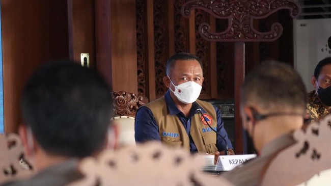 Kepala BNPB, Ganip Warsito mengaku awalnya bingung karena utang tersebut sudah ditemukan ketika dirinya baru memimpin BNPB.