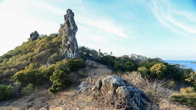 Kisah Sepasang Batu yang Mengembara di Maluku Bukit Termanu disebut melakukan pengembaraan demi mencari kedamaian dalam hidupnya.