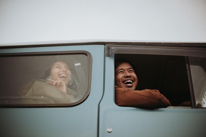 Dalam setiap momen, pancaran rona bahagia keduanya terlihat begitu jelas. Seperti salah satu potretnya, Jojo dan Clairine tengah berada dalam mobil yang sama dan tampak tertawa bersama. (Instagram.com/jojosuherman)