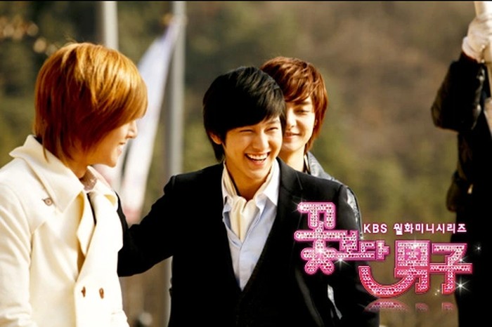 Dari keempat anggota F4 dalam drama Boys Before Flowers, Kim Bum jadi yang paling playboy diantara teman-temannya. Bayangin aja, So Yi Jung yang masih duduk di bangku SMA ini sukses menggaet hati banyak perempuan bahkan yang lebih tua / foto: kbs.co.kr