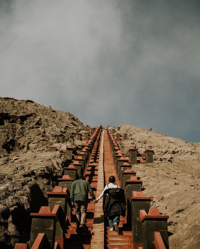 Di luar sesi foto prewedding, Clairine membagikan salah satu potret dimana ia dan Jojo tengah naik tangga menuju kawah Bromo. Walau di luar konsep, potret keduanya disertai view indah terlihat begitu memukau. (Instagram.com/jojosuherman)