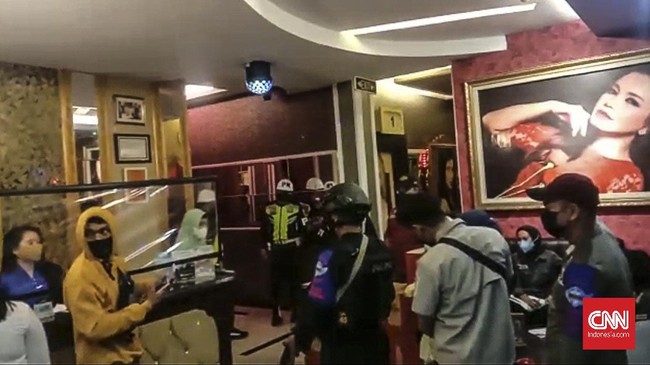 Satgas pengurai kerumunan Kota Makassar menyatroni Diva Karaoke karena melanggar jam operasional di masa pandemi. Satgas juga menemukan banyak miras di gudang.