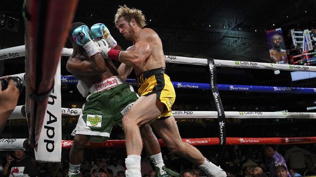 Bintang tinju dunia Floyd Mayweather terkejut dengan penampilan Logan Paul yang menjadi lawannya dalam laga tinju ekshibisi.