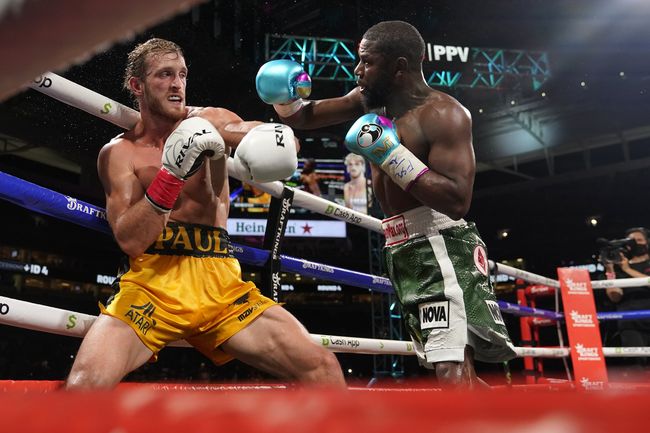 Sinetron Mayweather vs Logan: Kumenangis, Membayangkan... Pertarungan ekshibisi seperti yang dilakukan Floyd Mayweather dengan Logan Paul bisa seperti sinetron dengan alur cerita yang mudah ditebak.