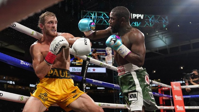 Bintang sekaligus juara UFC, Francis Ngannou, iri laga ekshibisi antara Floyd Mayweather vs Logan Paul bisa meraup keuntungan hingga ratusan miliar rupiah.