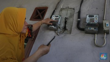 Ilustrasi Listrik Perumahan (CNBC Indonesia/ Muhammad Sabki) Warga melakukan pengisian token listrik PLN di Depok, Jawa Barat, Senin, 7/6. Pemerintah memutuskan untuk tidak melanjutkan program stimulus berupa diskon tarif tenaga listrik kepada masyarakat dan pelaku usaha yang terdampak pandemi Covid-19 mulai Juli 2021. Sebelumnya pemberian stimulus listrik pada periode April hingga Juni 2021. Sebelumnya diskon tarif sebesar 50% seperti golongan pelanggan 900 VA. Seperti diketahui, stimulus diskon tarif listrik merupakan bagian dalam Penanganan Covid-19 dan Pemulihan Ekonomi Nasional (PCPEN) dan masuk dalam sektor Perlindungan Sosial (Perlinsos) yang merupakan program lanjutan dari 2020. (CNBC Indonesia/ Muhammad Sabki)